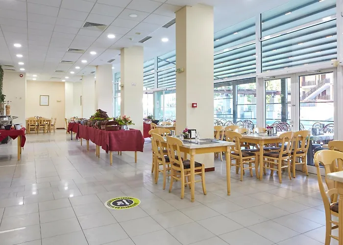 гранд нирвана - ол инклузив&безплатен чадър и шезлонг на плажа Хотел